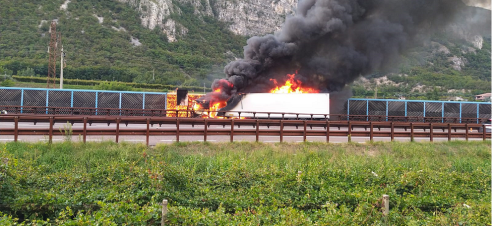 Le fiamme divorano un mezzo pesante (VIDEO e FOTO), traffico bloccato in A22 per le operazioni di spegnimento